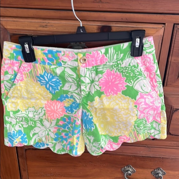 Lilly Pulitzer Pants - Lily Pulitzer Green and Pink Buttercup Shorts with Scalloped Hems EUC